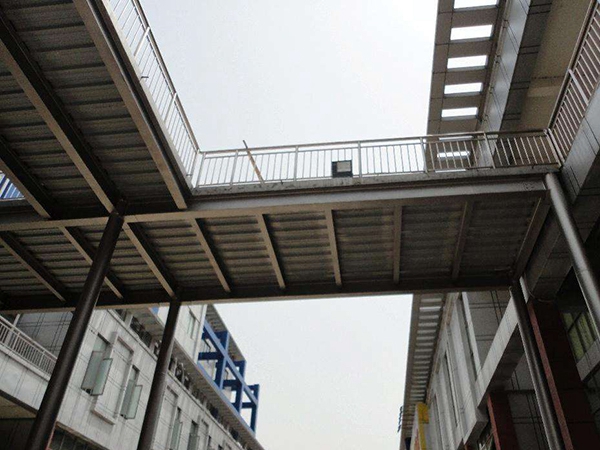 鋼結(jié)構(gòu)室外走廊施工圖片